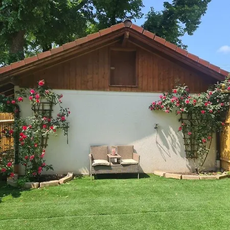 Laemmche, Eg Mit Eingezaeuntem Garten