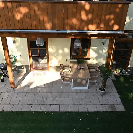 Laemmche, Eg Mit Eingezaeuntem Garten *
