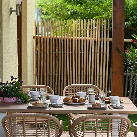 Laemmche, Eg Mit Eingezaeuntem Garten