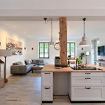 Laemmche, Eg Mit Eingezaeuntem Garten