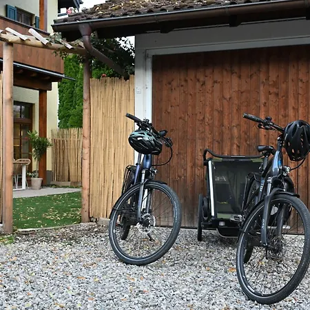Laemmche, Eg Mit Eingezaeuntem Garten