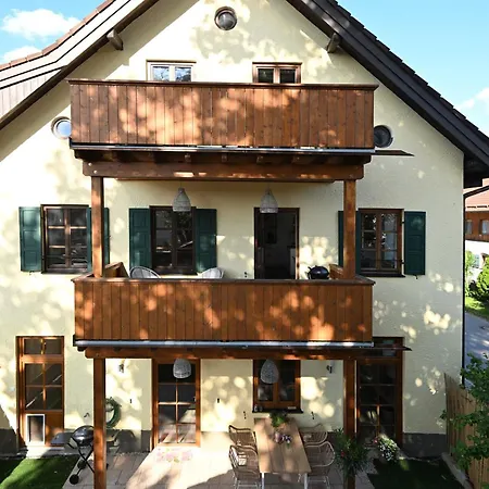 Laemmche, Eg Mit Eingezaeuntem Garten
