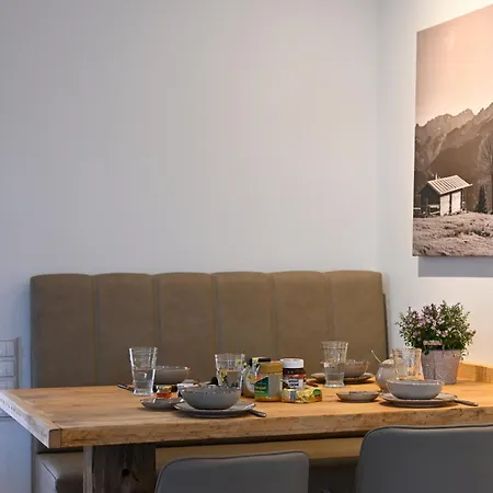 Laemmche, Eg Mit Eingezaeuntem Garten